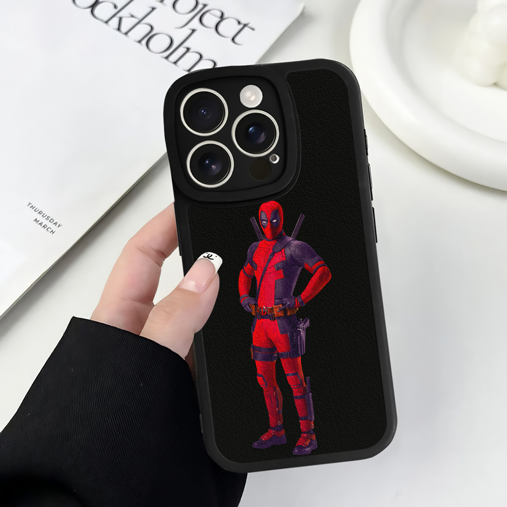 （画像用） Deadpool デッドプール 【iPhone 16シリーズ対応】シリコンスマホケース（レザー調） 材質：シリコン